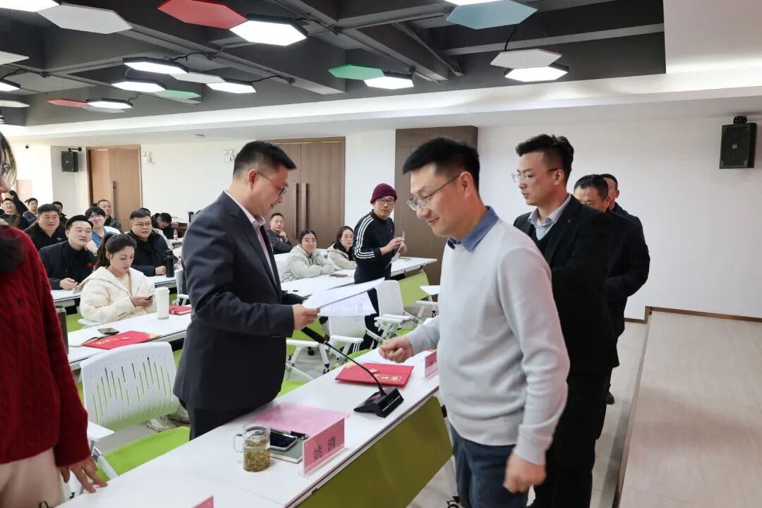 金鞍策馬 共赴新程|鴻灌環境召開2025年度年終總結暨表彰大會(圖20)