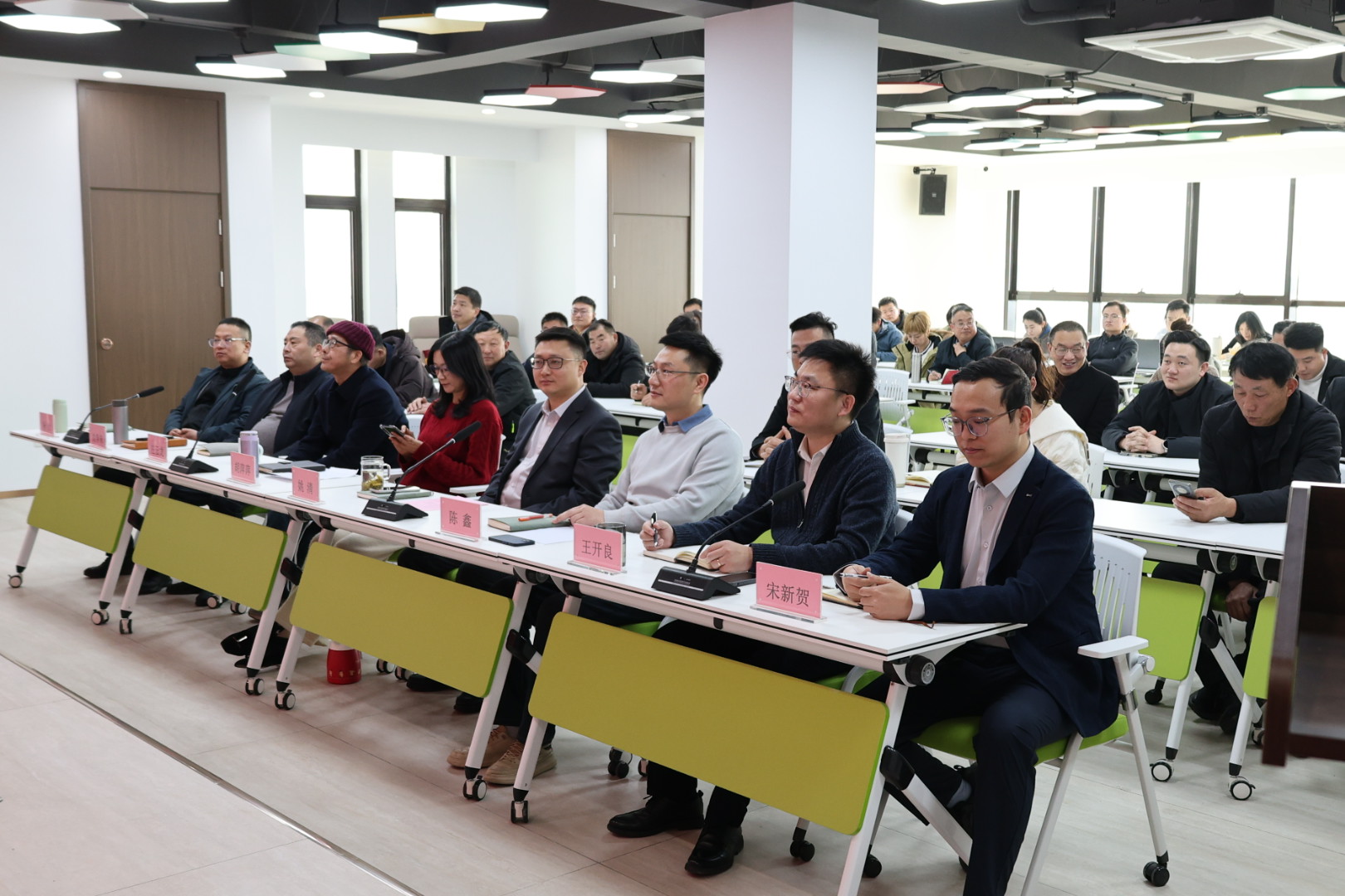 金鞍策馬 共赴新程｜鴻灌環境召開2025年度年終總結暨表彰大會(圖2)